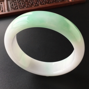 (超值推荐)糯冰种白底青手镯(59.2mm)