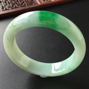 (超值推荐)糯冰种飘翠手镯(55.2mm)