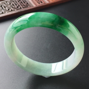 (超值推荐)糯冰种飘翠手镯(56.8mm)
