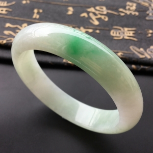 (超值推荐)糯冰种飘翠手镯(56.7mm)
