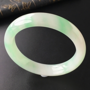 (超值推荐)糯冰种飘翠手镯(56.2mm)