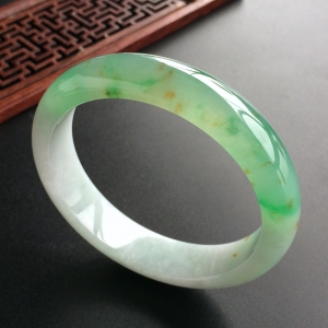(超值推荐)糯冰种飘翠略带黄花手镯(55.3mm)