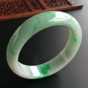 (超值推荐)糯冰种飘翠手镯(56mm)