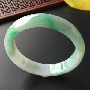 (超值推荐)糯冰种飘翠手镯(57.8mm)