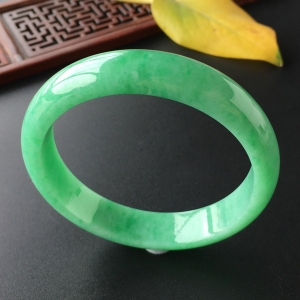 (超值推荐)糯冰种翠色手镯(57.3mm)