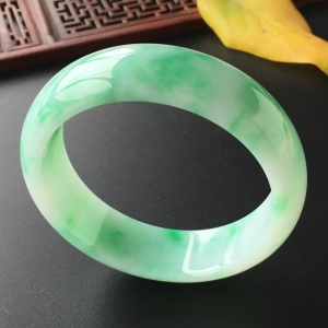 (超值推荐)糯冰种飘翠手镯(57.5mm)