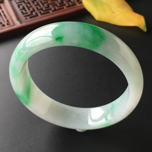 (超值推荐)糯冰种飘翠手镯(58.8mm)