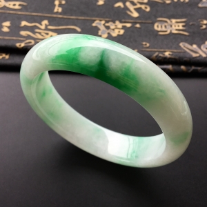 (超值推荐)糯冰种飘阳绿手镯(56.7mm)