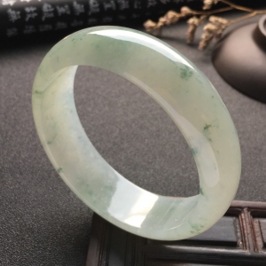 （超值推荐）糯冰种飘花手镯（58.7mm）