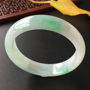 (超值推荐)糯冰种飘翠手镯(56.5mm)