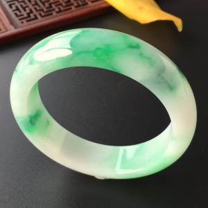 (超值推荐)糯冰种飘翠手镯(59.6mm)