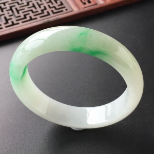 (超值推荐)糯冰种飘翠手镯(52mm)