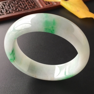 (超值推荐)糯冰种飘翠手镯(61mm)