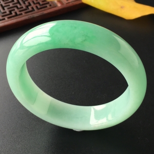 (超值推荐)糯冰种豆绿手镯(56.2mm)