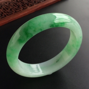 (超值推荐)糯冰种飘翠手镯(56.5mm)