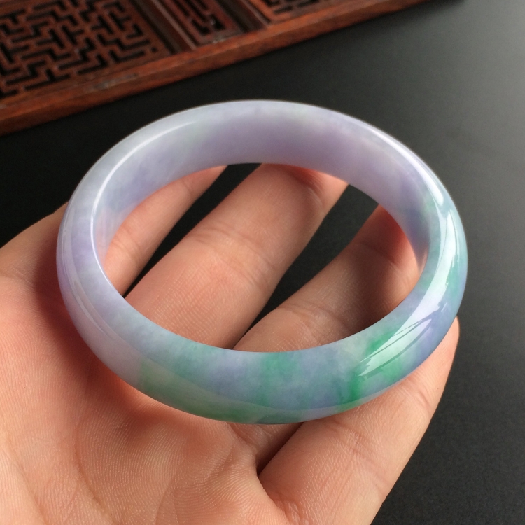 (超值推荐)糯冰种春带彩手镯(55.5mm)