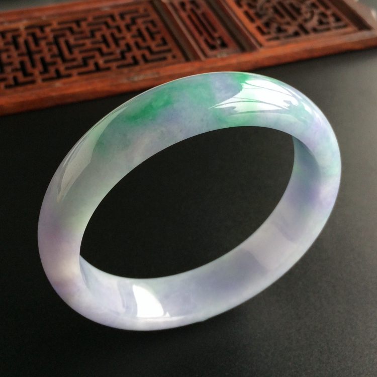 (超值推荐)糯冰种春带彩手镯(55.5mm)