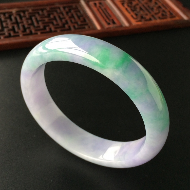 (超值推荐)糯冰种春带彩手镯(55.5mm)