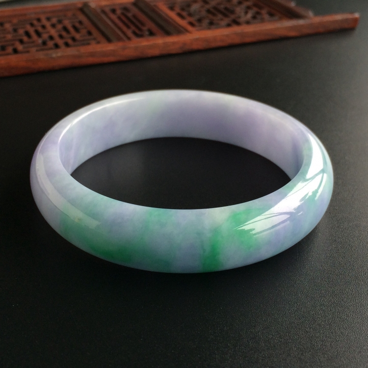 (超值推荐)糯冰种春带彩手镯(55.5mm)