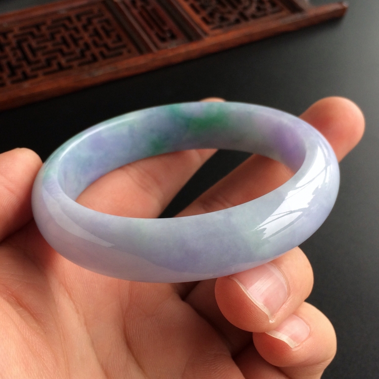 (超值推荐)糯冰种春带彩手镯(55.5mm)