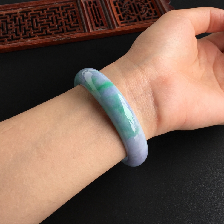 (超值推荐)糯冰种春带彩手镯(55.5mm)