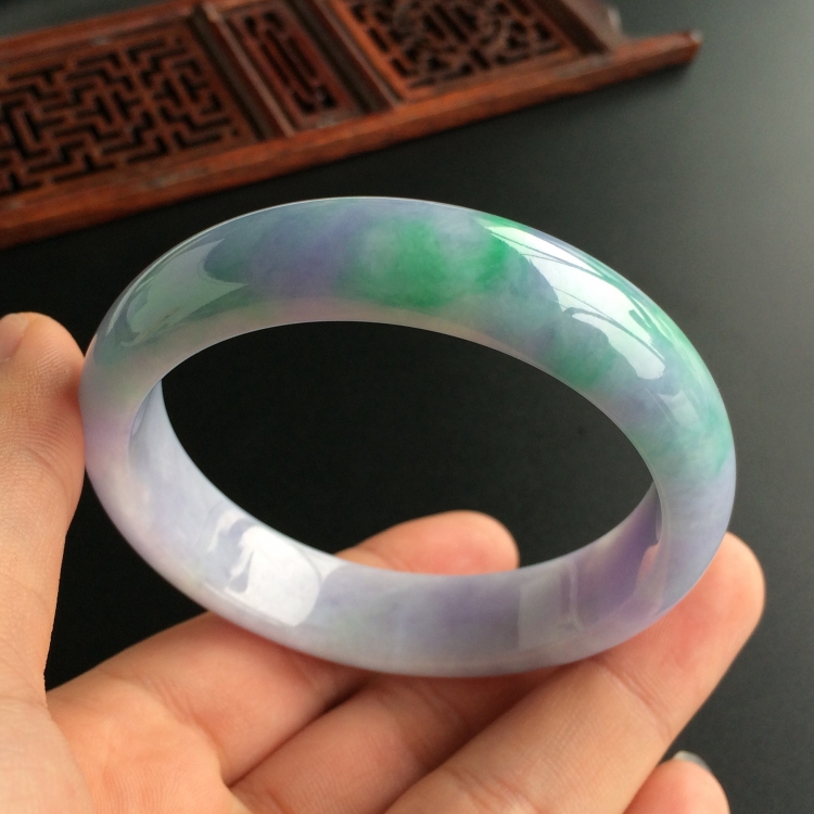 (超值推荐)糯冰种春带彩手镯(55.5mm)
