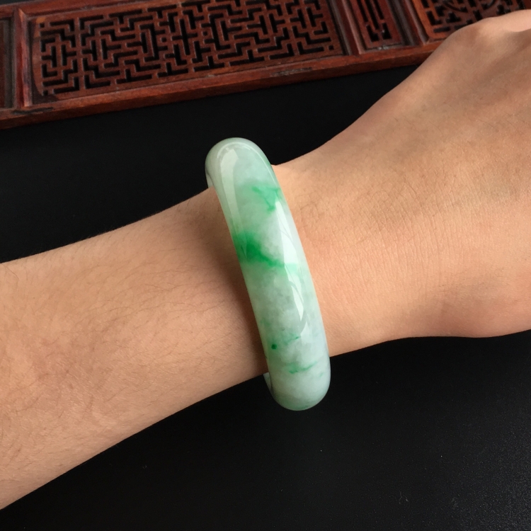 (超值推荐)糯冰种飘翠手镯(54.8mm)