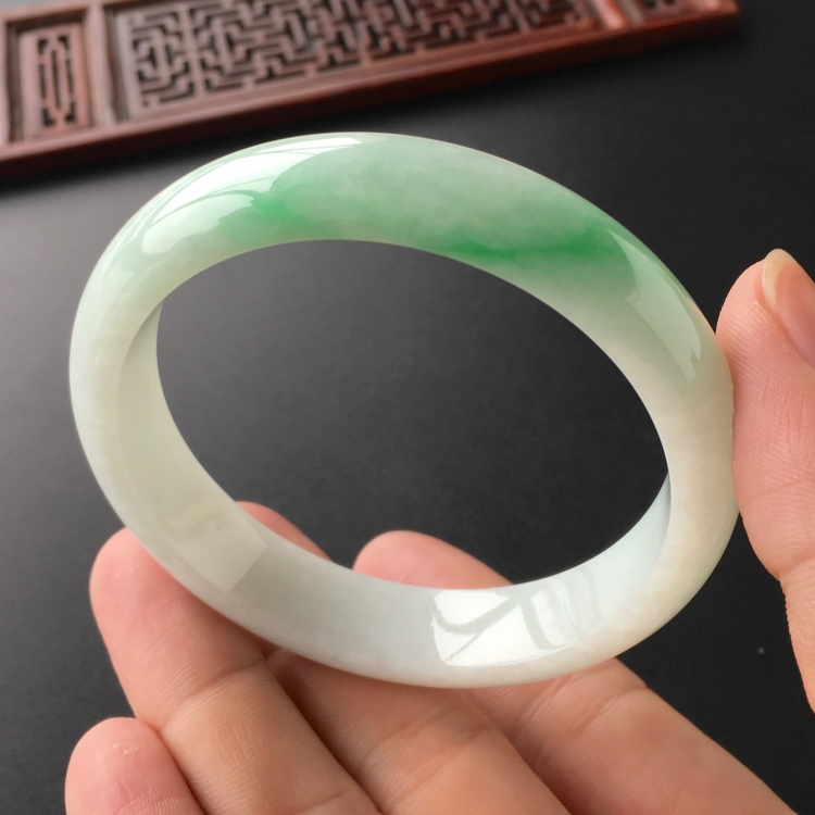 (超值推荐)糯冰种飘翠手镯(57.5mm)