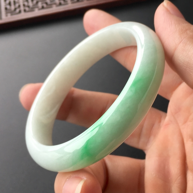 (超值推荐)糯冰种飘翠手镯(57.5mm)