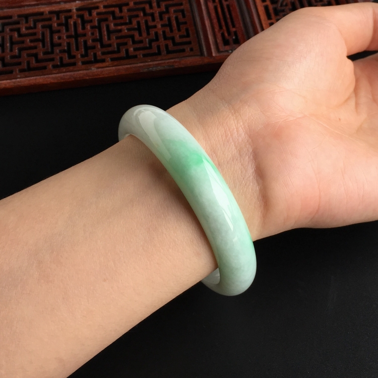 (超值推荐)糯冰种飘翠手镯(57.5mm)