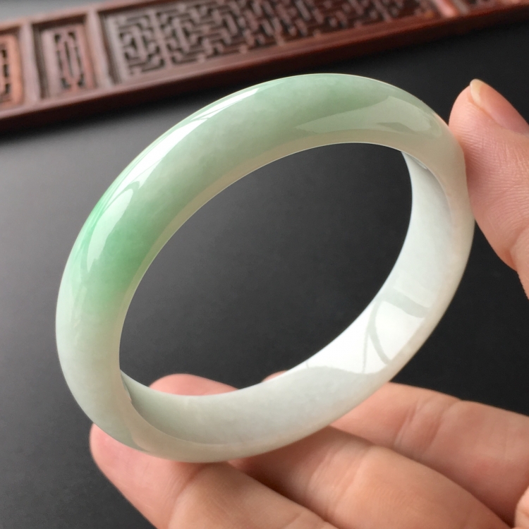 (超值推荐)糯冰种飘翠手镯(57.5mm)