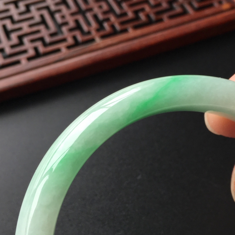 (超值推荐)糯冰种飘翠手镯(57.5mm)