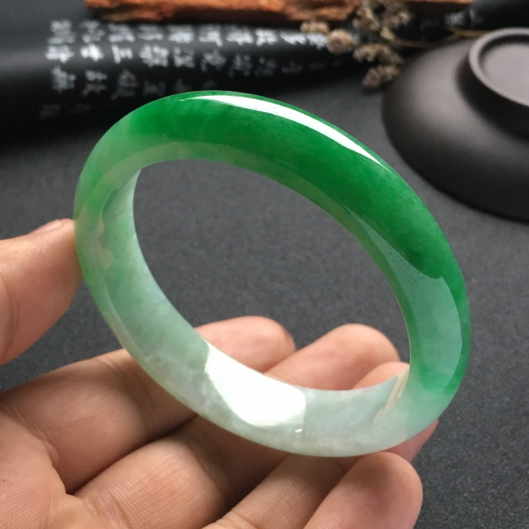 （超值推荐）糯冰种翠色手镯（56mm）