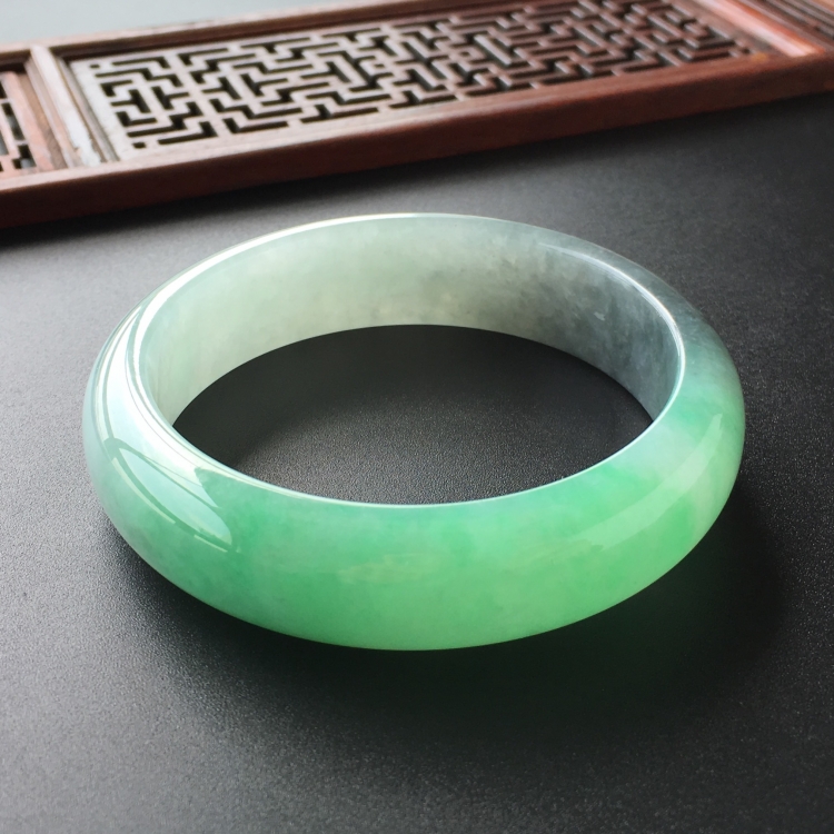 (超值推荐)糯冰种飘翠带墨色手镯(54.4mm)
