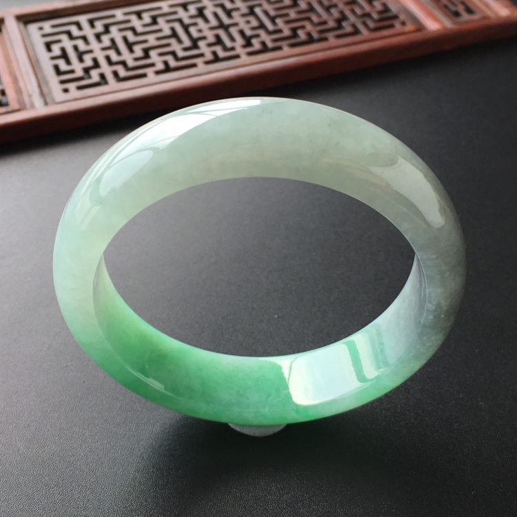 (超值推荐)糯冰种飘翠带墨色手镯(54.4mm)