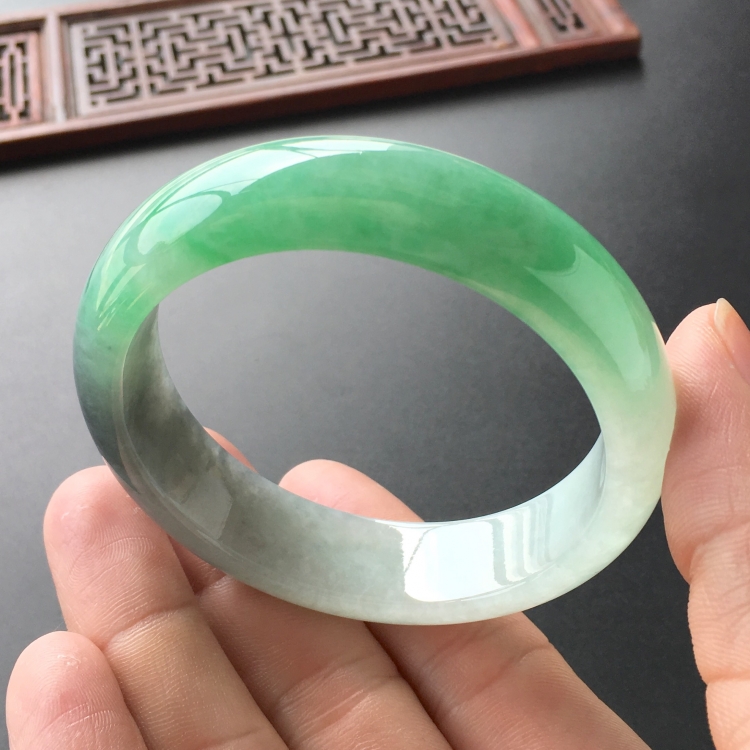 (超值推荐)糯冰种飘翠带墨色手镯(54.4mm)