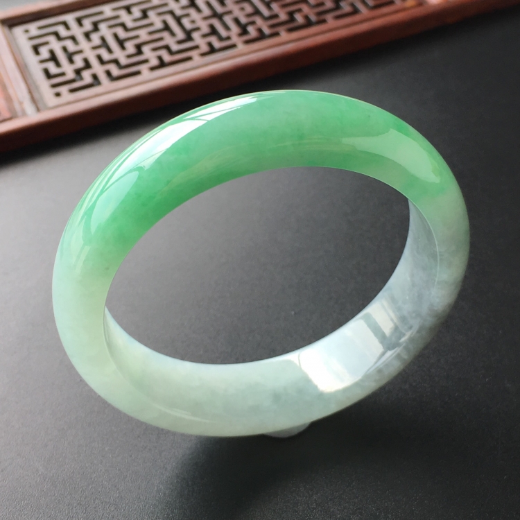 (超值推荐)糯冰种飘翠带墨色手镯(54.4mm)