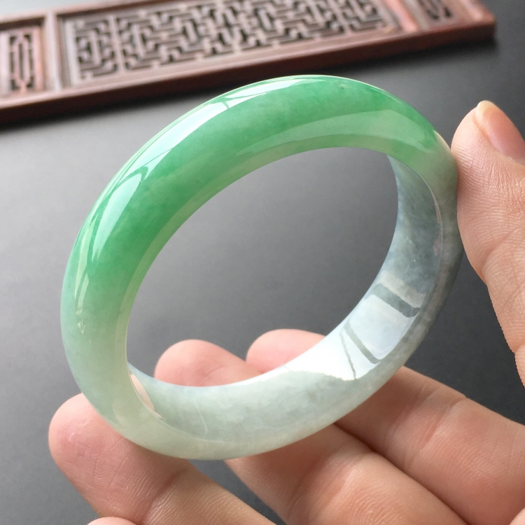 (超值推荐)糯冰种飘翠带墨色手镯(54.4mm)