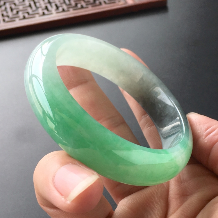 (超值推荐)糯冰种飘翠带墨色手镯(54.4mm)