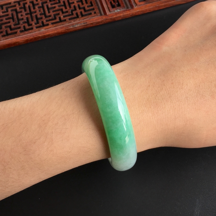 (超值推荐)糯冰种飘翠带墨色手镯(54.4mm)