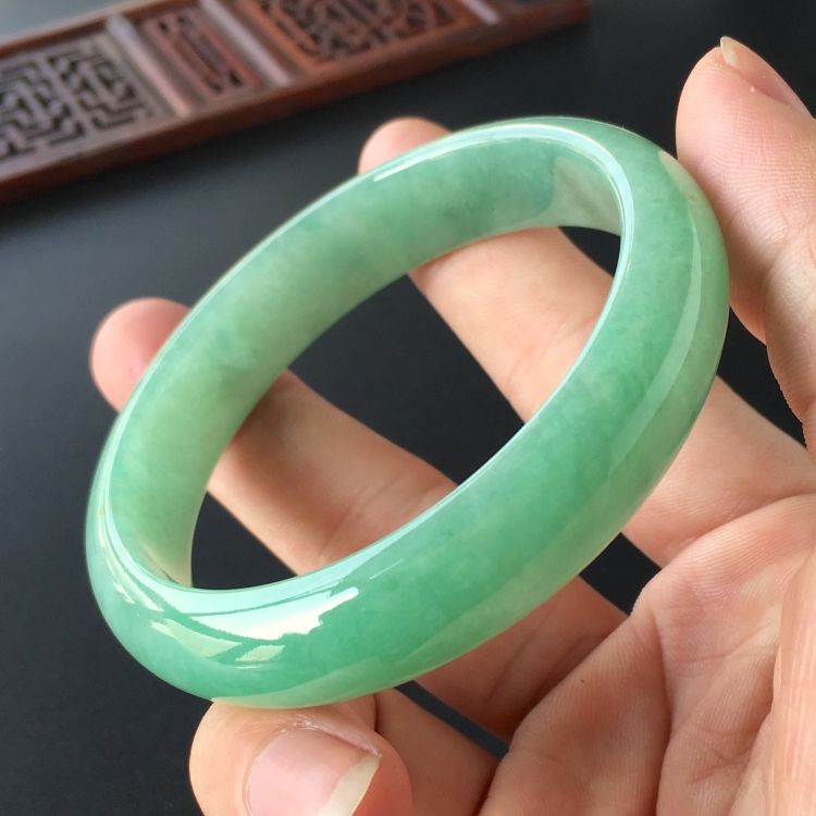 (超值推荐)糯冰种绿晴水手镯(58mm)