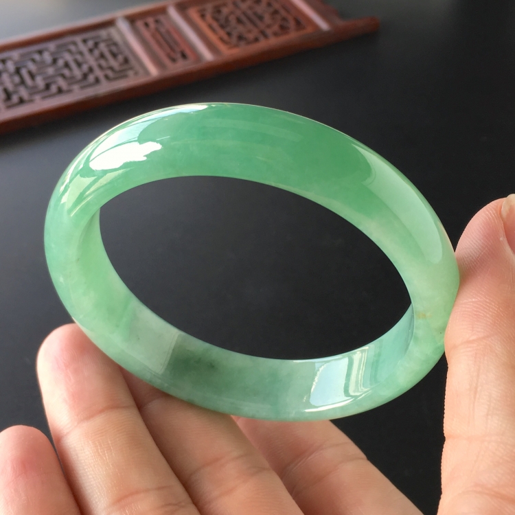 (超值推荐)糯冰种绿晴水手镯(58mm)