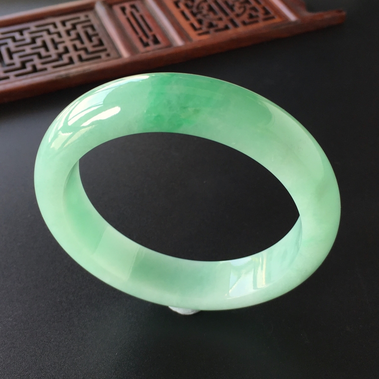 (超值推荐)糯冰种略飘翠手镯(55.8mm)