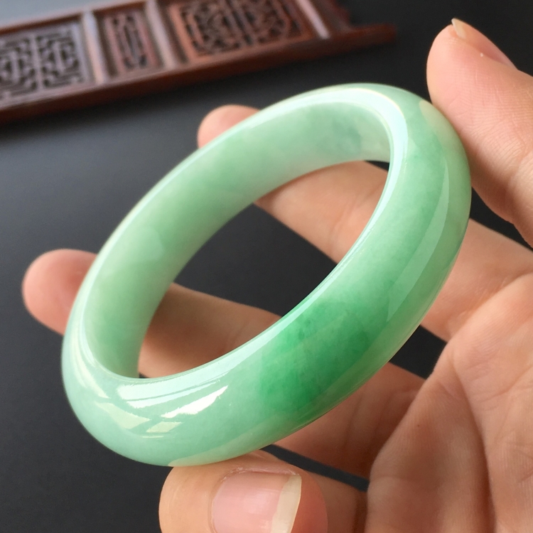 (超值推荐)糯冰种略飘翠手镯(55.8mm)