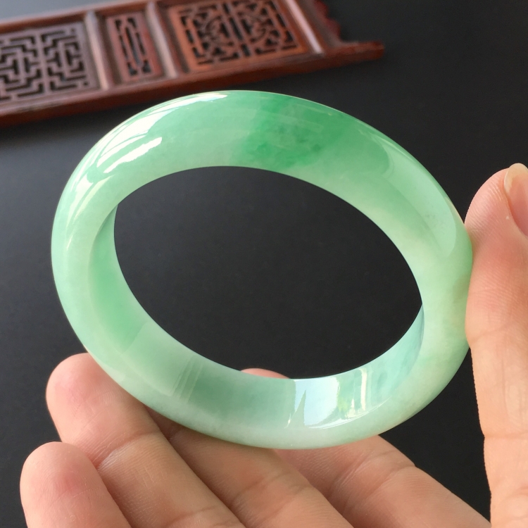 (超值推荐)糯冰种略飘翠手镯(55.8mm)