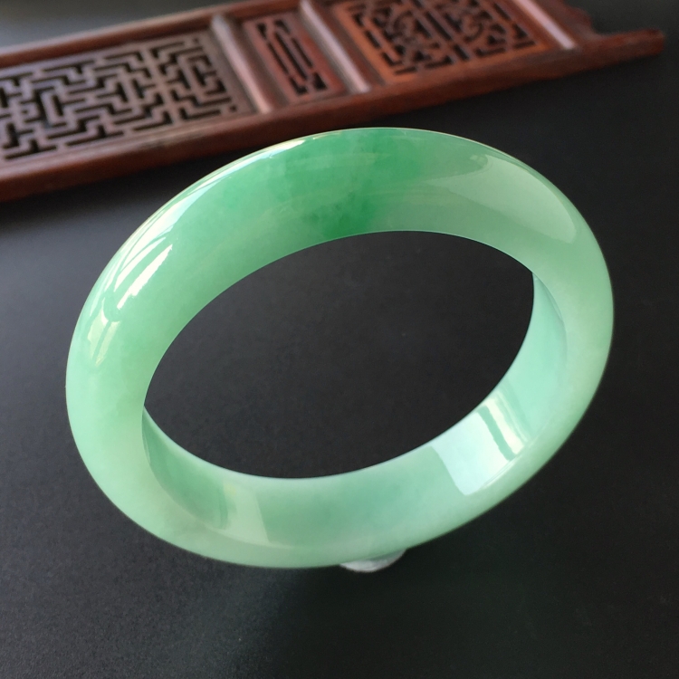 (超值推荐)糯冰种略飘翠手镯(55.8mm)