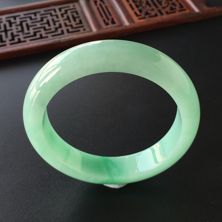(超值推荐)糯冰种略飘翠手镯(55.8mm)