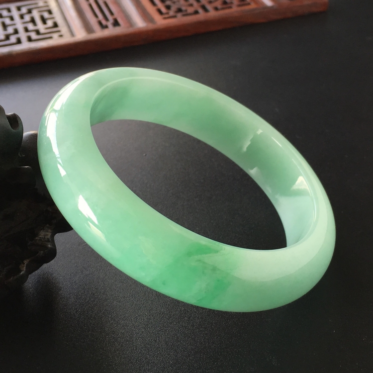 (超值推荐)糯冰种略飘翠手镯(55.8mm)