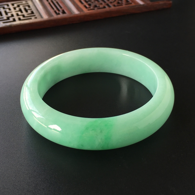(超值推荐)糯冰种略飘翠手镯(55.8mm)