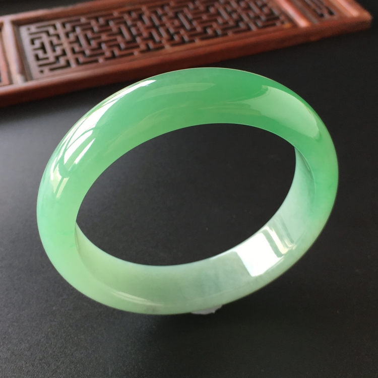 (超值推荐)糯冰种淡绿手镯(55.7mm)